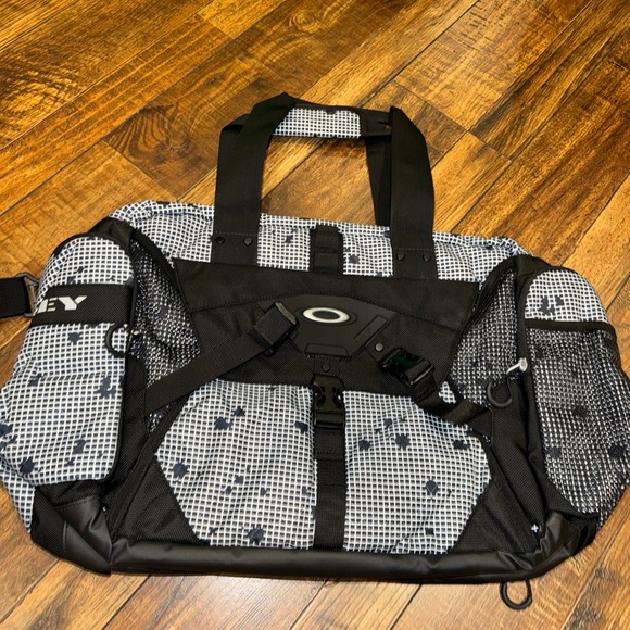 Oakley IB Boston /WHITE GEO PRINT - Picture 1 of 5